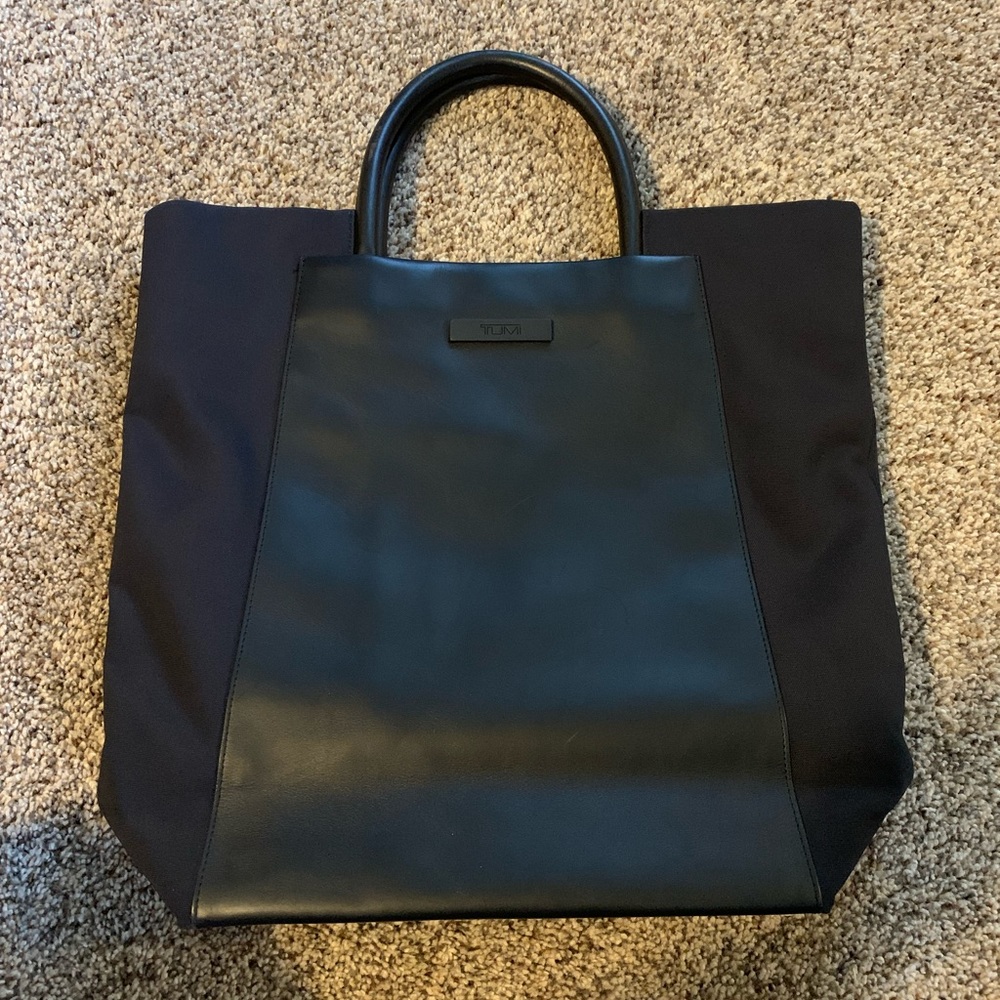 Tumi voyager messenger tote (women’s)